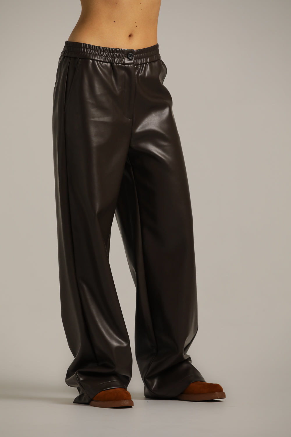 מכנסי דמוי עור רחבים בגזרה ישרה | קנת קול