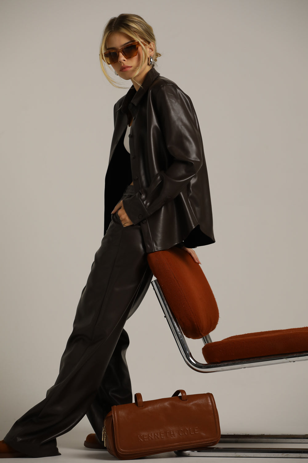 מכנסי דמוי עור רחבים בגזרה ישרה | קנת קול