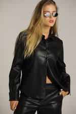 חולצה מכופתרת דמוי עור | קנת קול