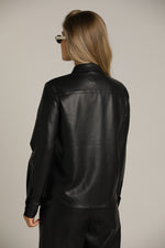 חולצה מכופתרת דמוי עור | קנת קול