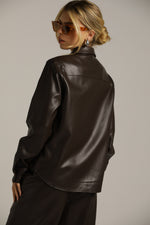 חולצה מכופתרת דמוי עור | קנת קול 