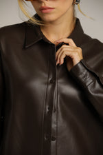 חולצה מכופתרת דמוי עור | קנת קול 