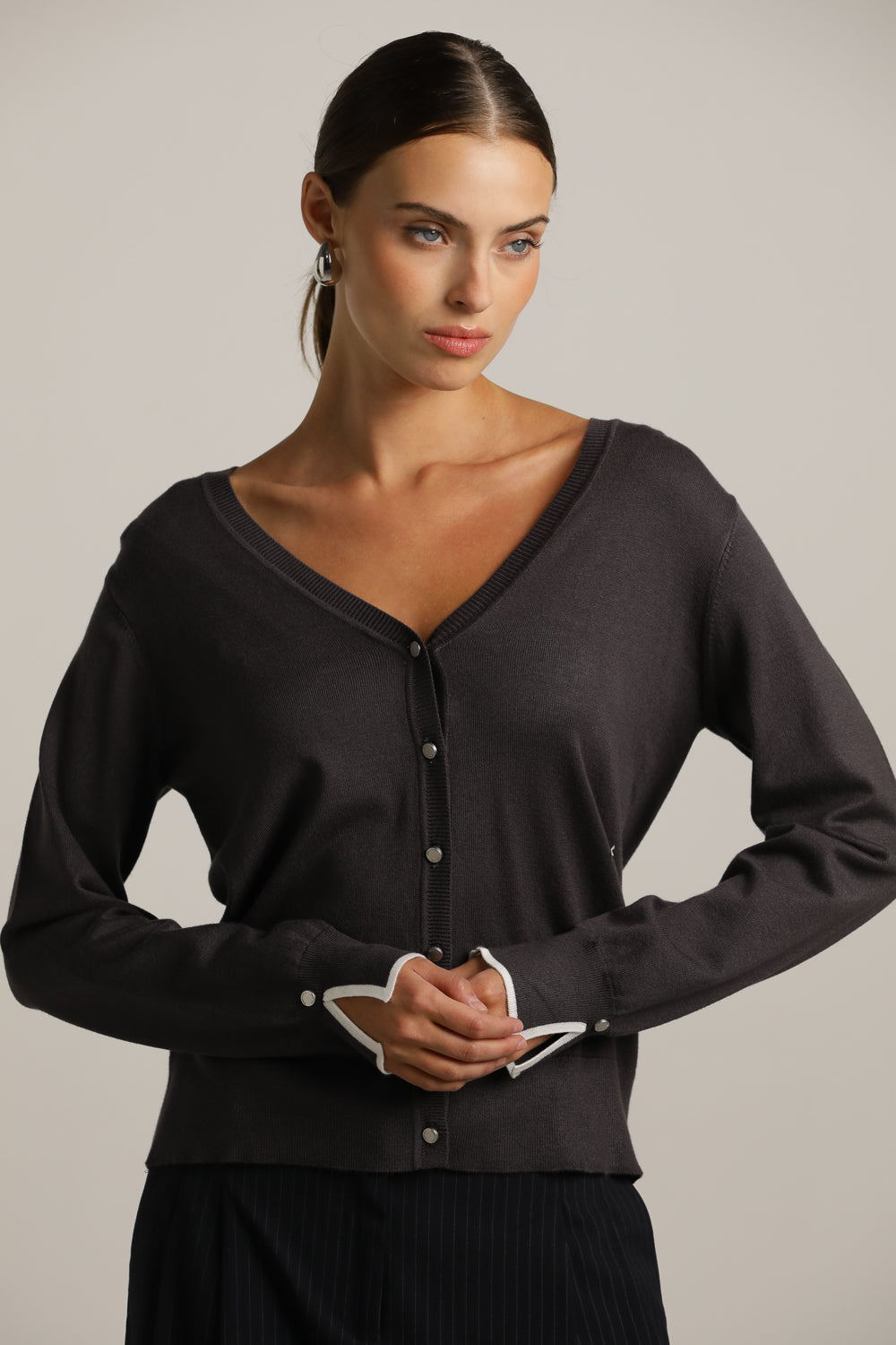 סריג קרדיגן בייסיק עם מחשוף וי | קנת קול