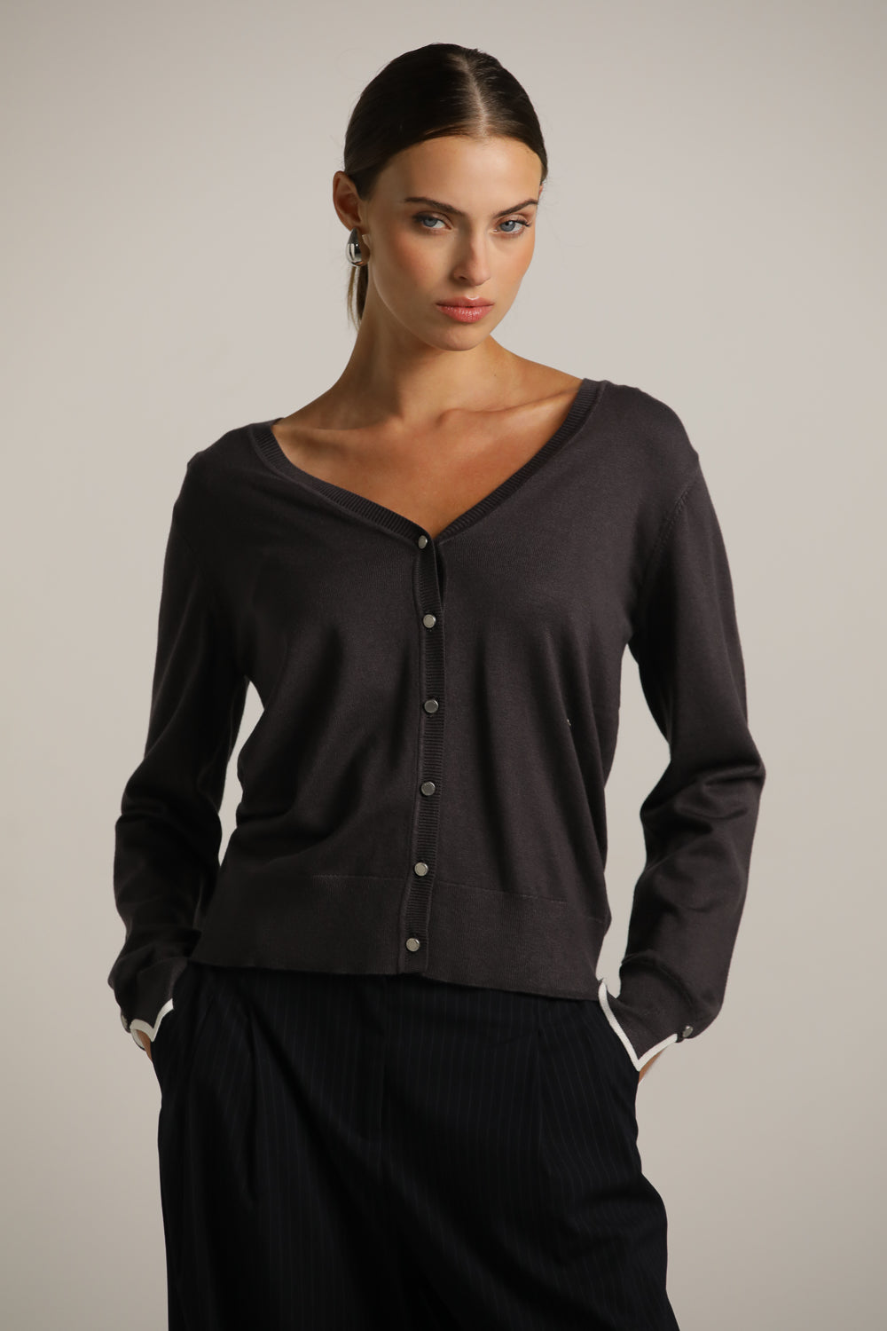 סריג קרדיגן בייסיק עם מחשוף וי | קנת קול