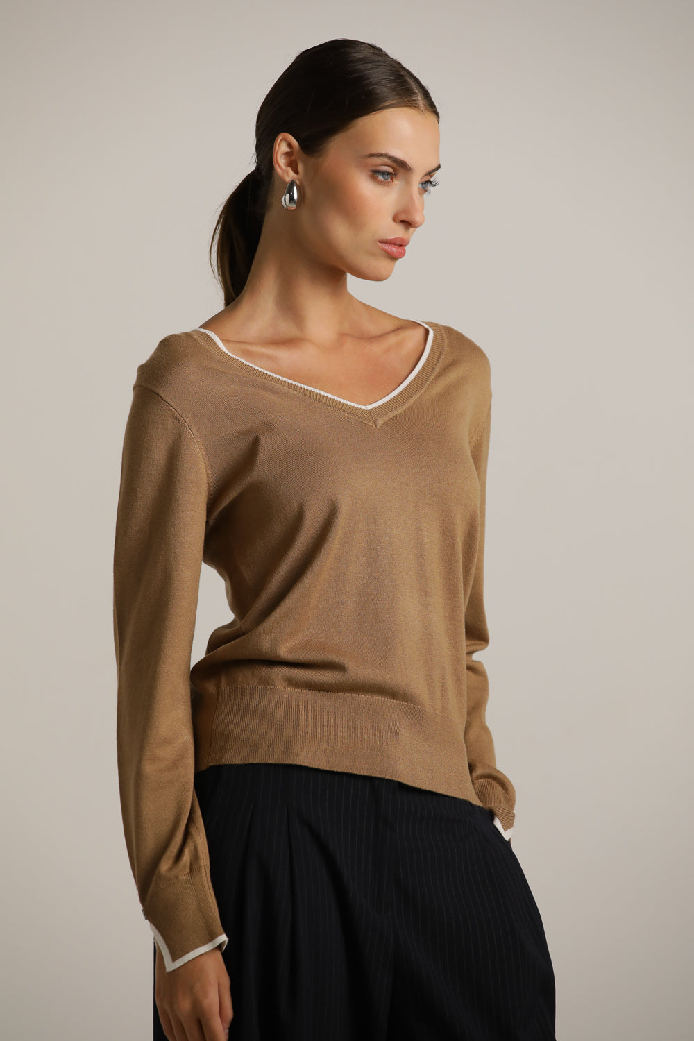 סריג בייסיק עם מחשוף וי | קנת קול