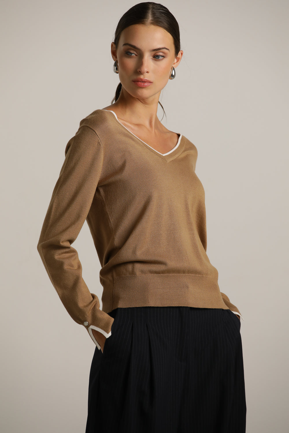 סריג בייסיק עם מחשוף וי | קנת קול