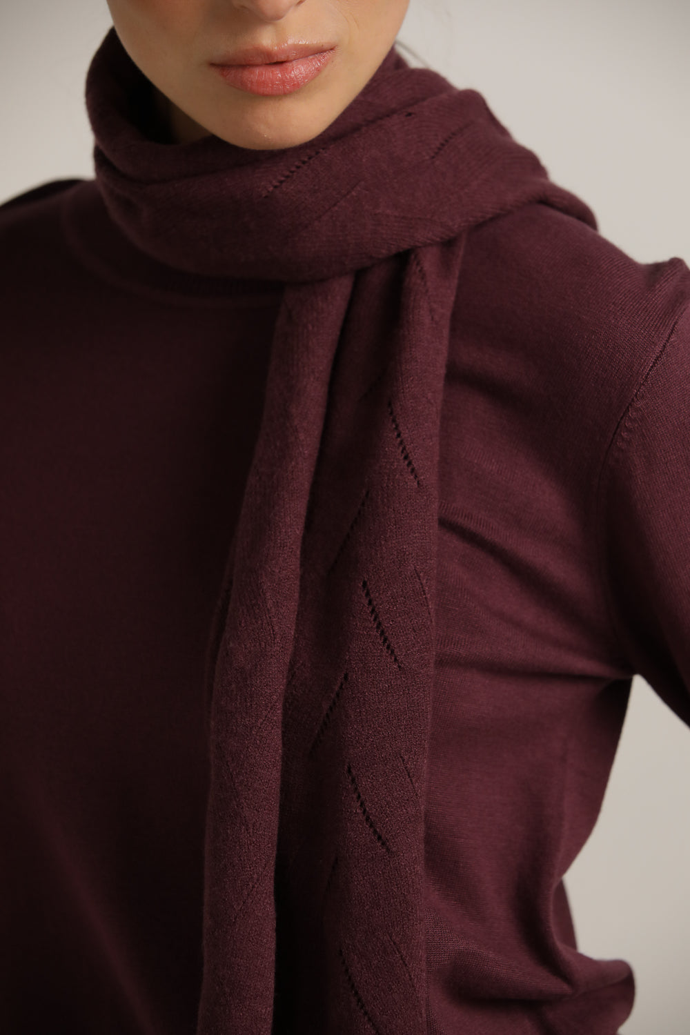 צעיף סרוג עם דוגמה עדינה | קנת קול