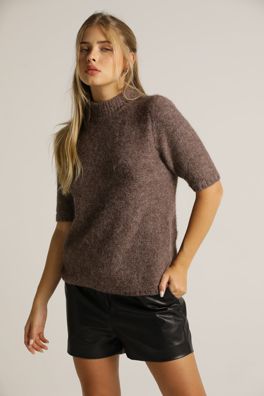 מכנסיים קצרים דמוי עור בגזרה מחויטת | קנת קול