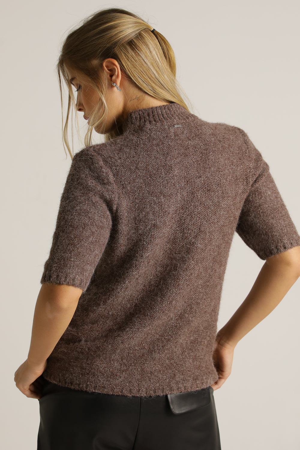 חולצת סריג קצרה במראה צמרי | קנת קול