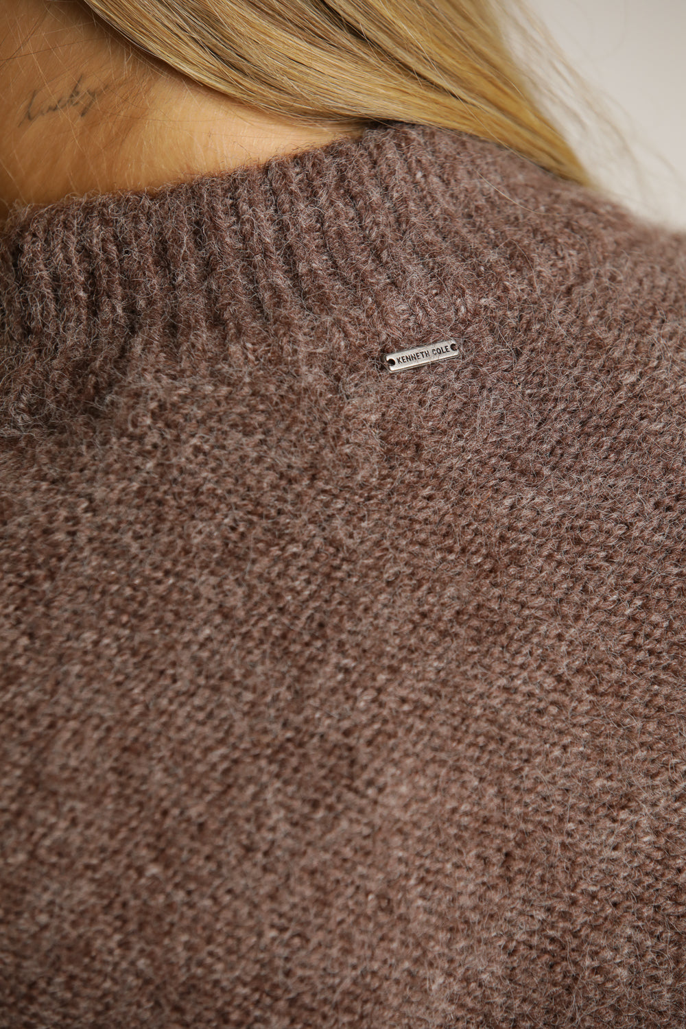 חולצת סריג קצרה במראה צמרי | קנת קול