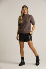 חולצת סריג קצרה במראה צמרי | קנת קול