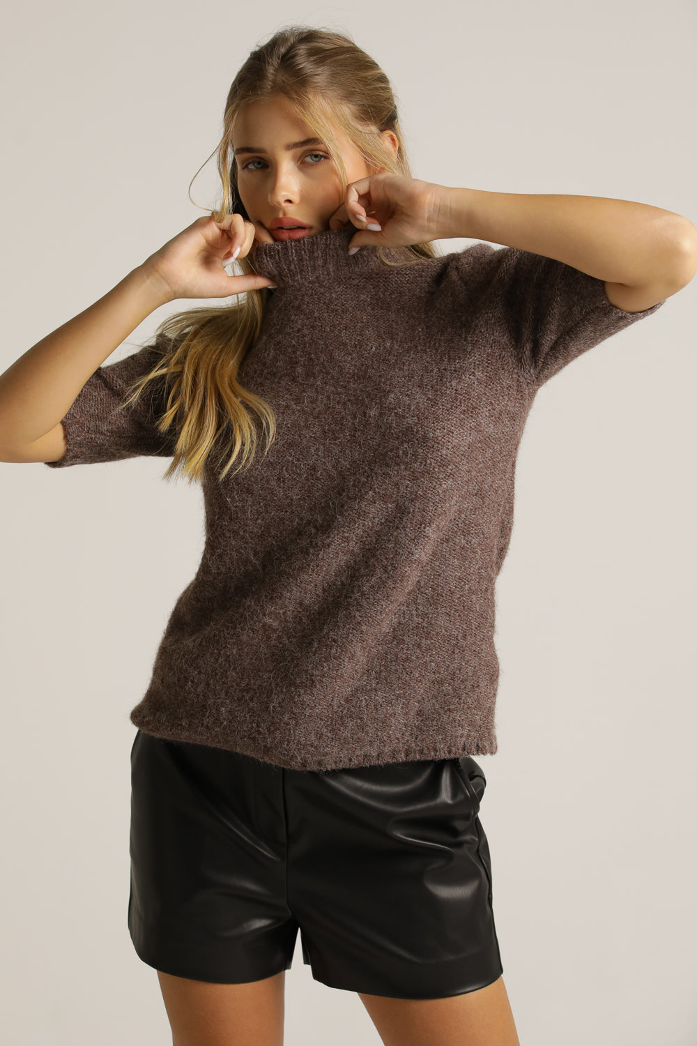 חולצת סריג קצרה במראה צמרי | קנת קול