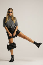 חולצת סריג קצרה במראה צמרי | קנת קול