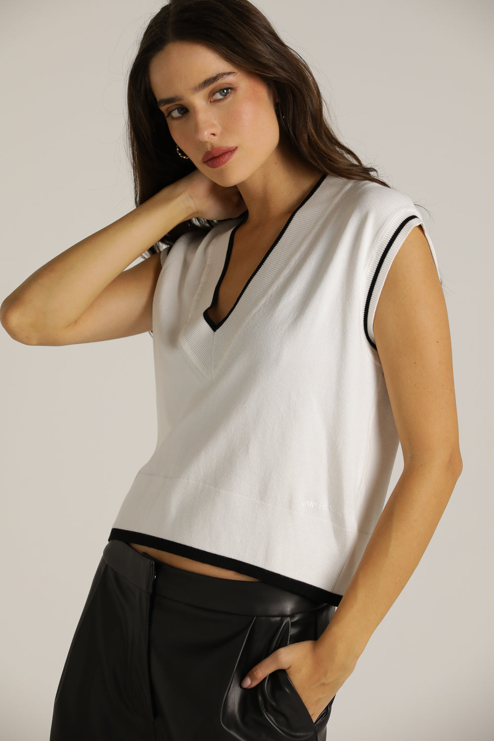 ווסט סרוג עם מפתח וי | קנת קול