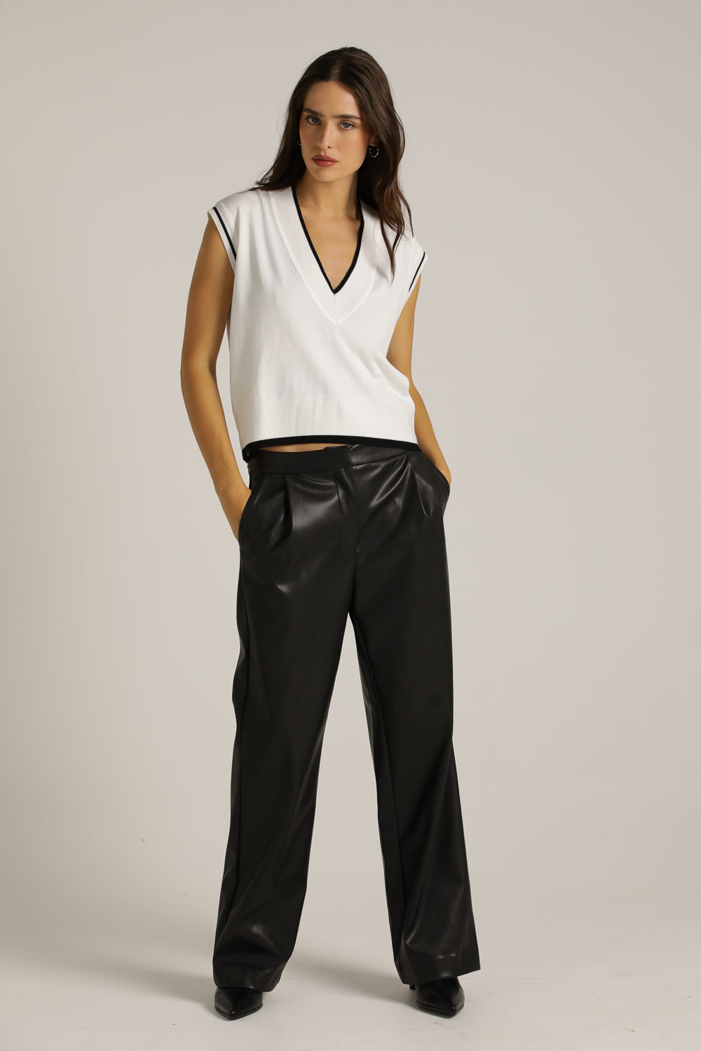 ווסט סרוג עם מפתח וי | קנת קול