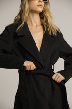 מעיל פורמל במראה צמרי בשילוב חגורה | קנת קול