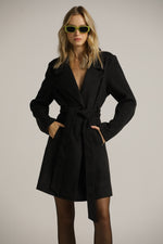 מעיל פורמל במראה צמרי בשילוב חגורה | קנת קול