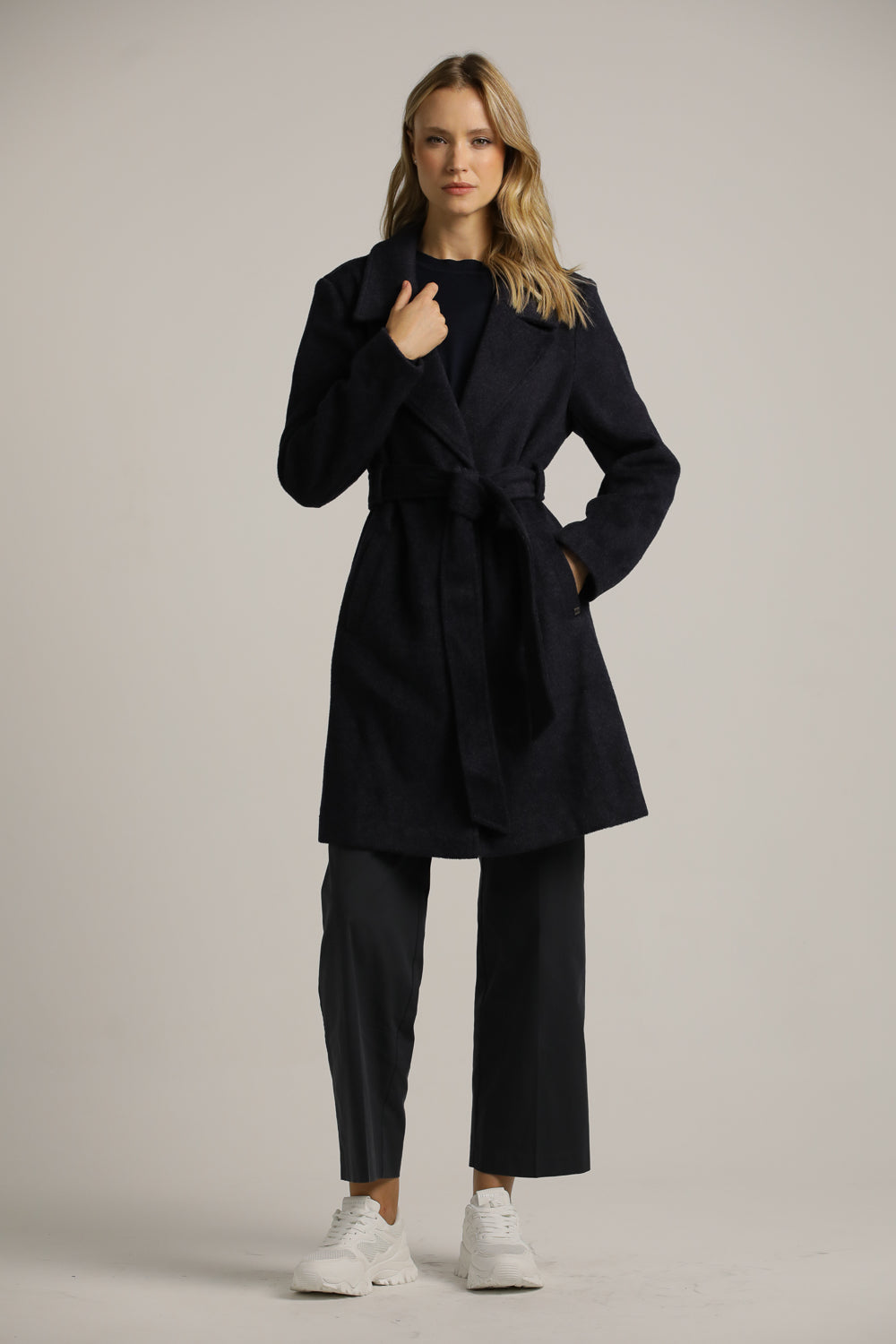 מעיל פורמל במראה צמרי בשילוב חגורה | קנת קול