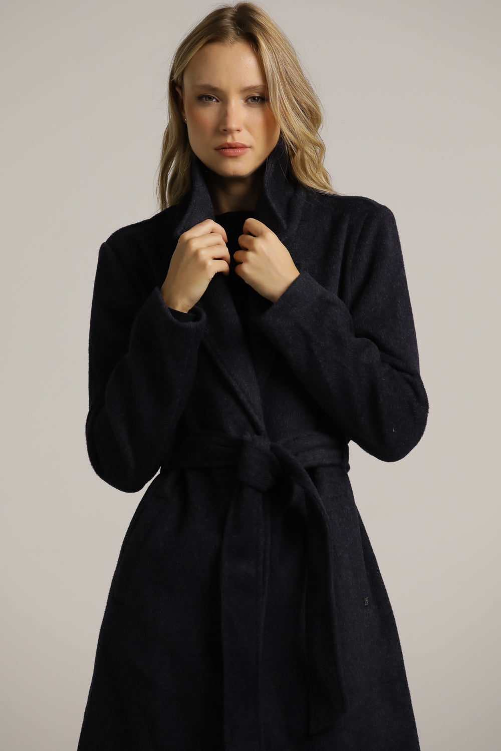 מעיל פורמל במראה צמרי בשילוב חגורה | קנת קול