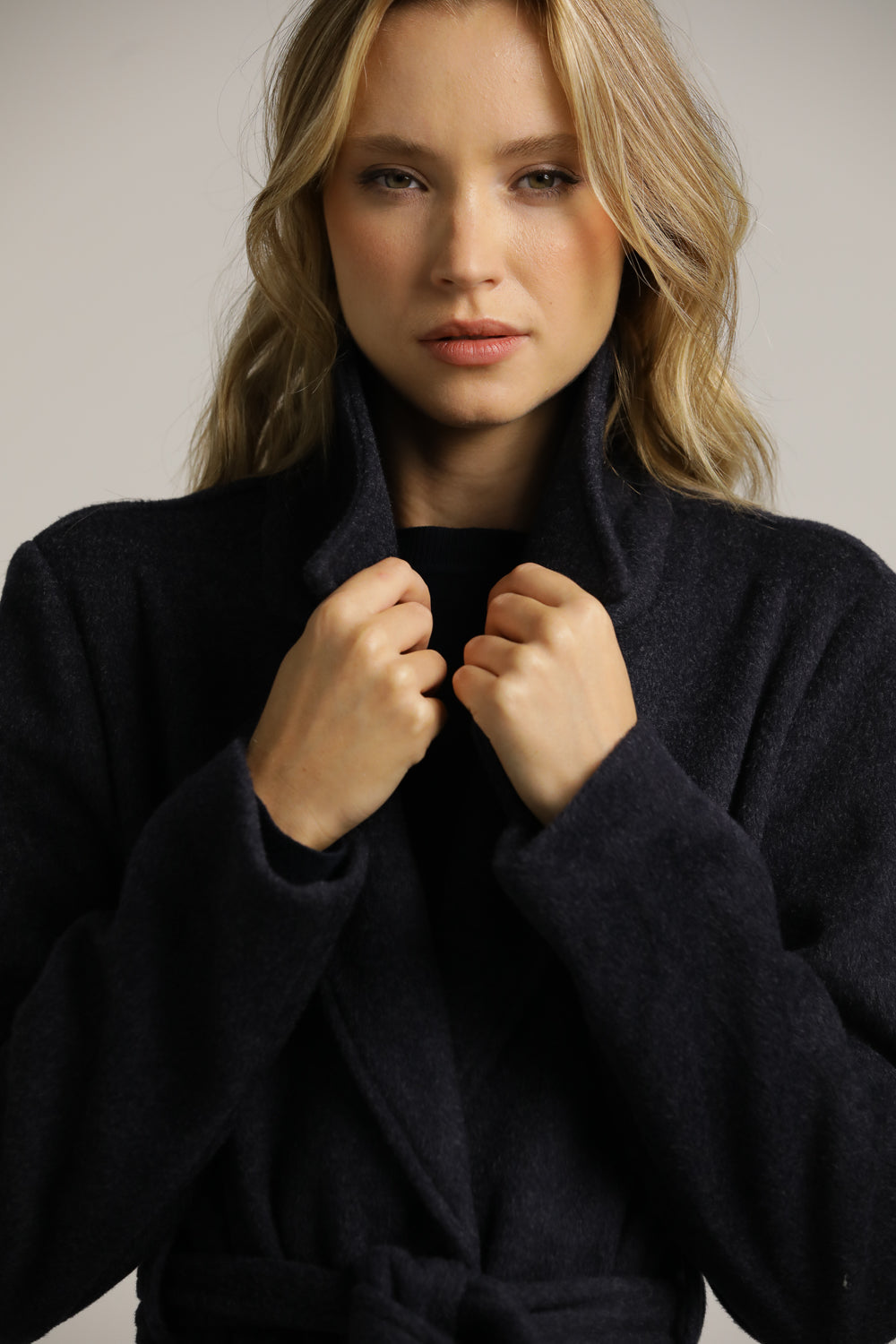 מעיל פורמל במראה צמרי בשילוב חגורה | קנת קול