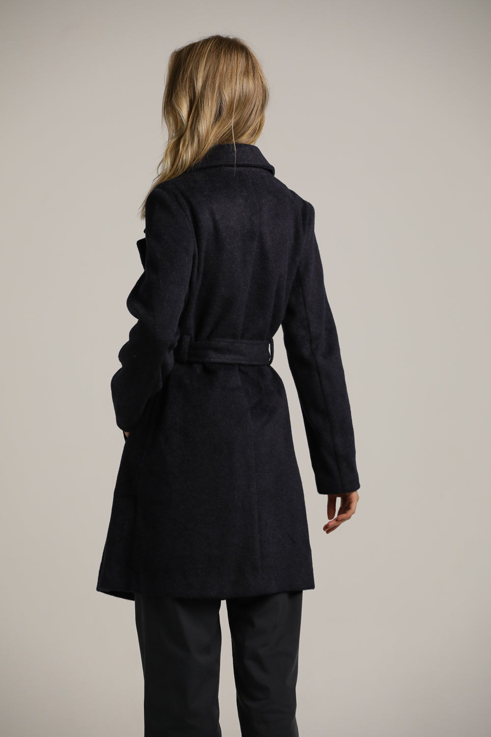 מעיל פורמל במראה צמרי בשילוב חגורה | קנת קול