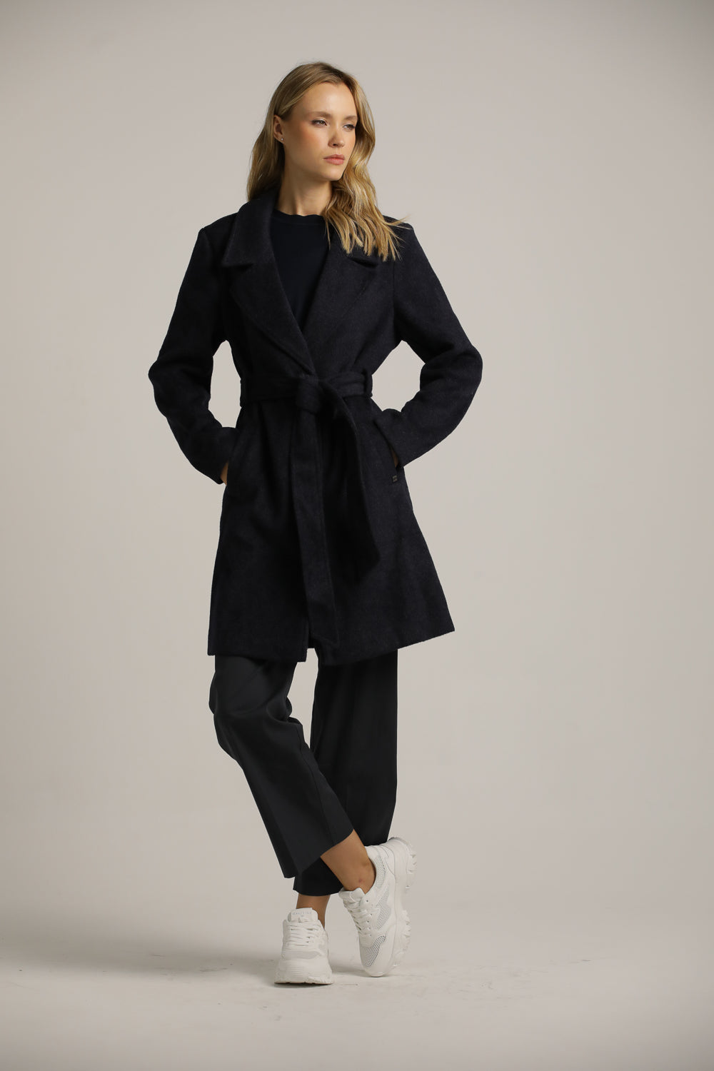 מעיל פורמל במראה צמרי בשילוב חגורה | קנת קול