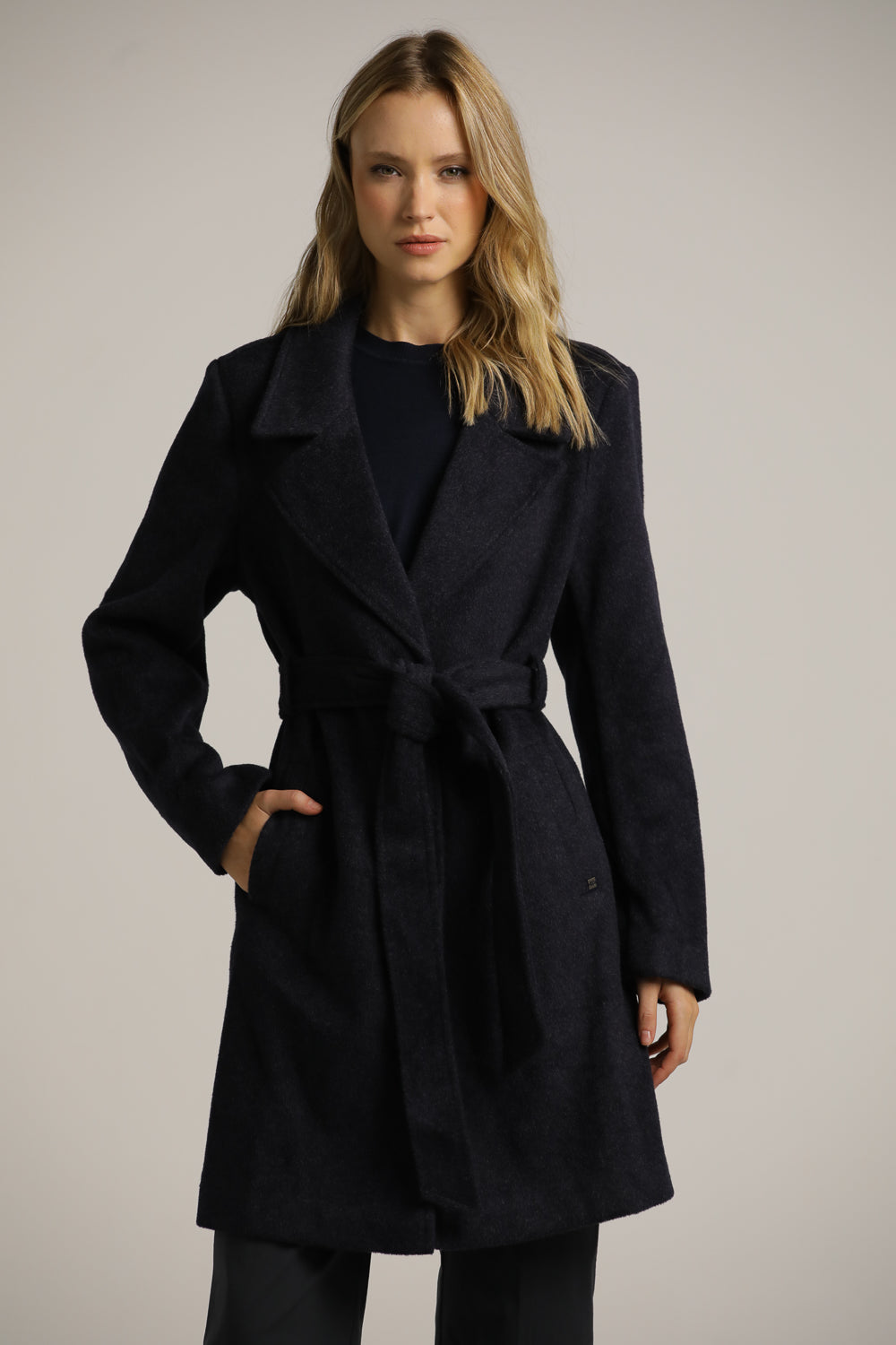 מעיל פורמל במראה צמרי בשילוב חגורה | קנת קול