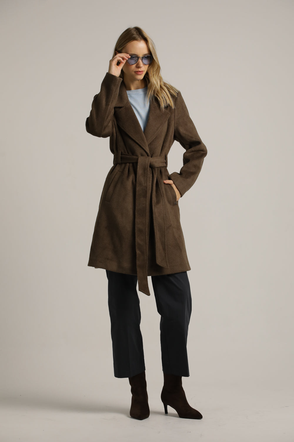 מעיל פורמל במראה צמרי בשילוב חגורה | קנת קול