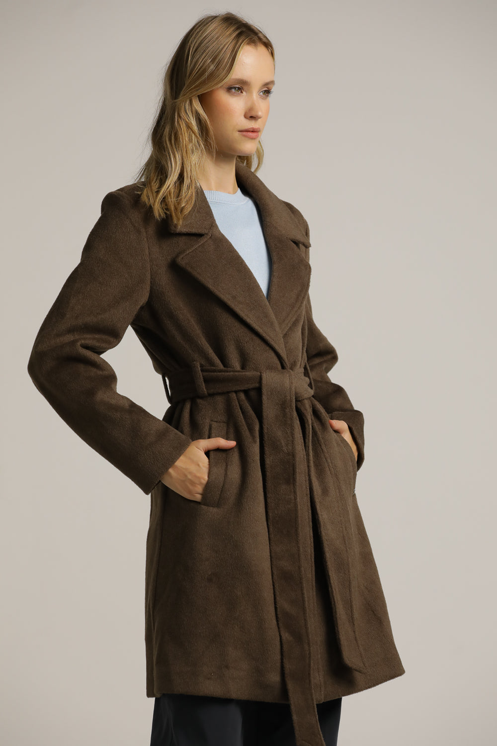 מעיל פורמל במראה צמרי בשילוב חגורה | קנת קול