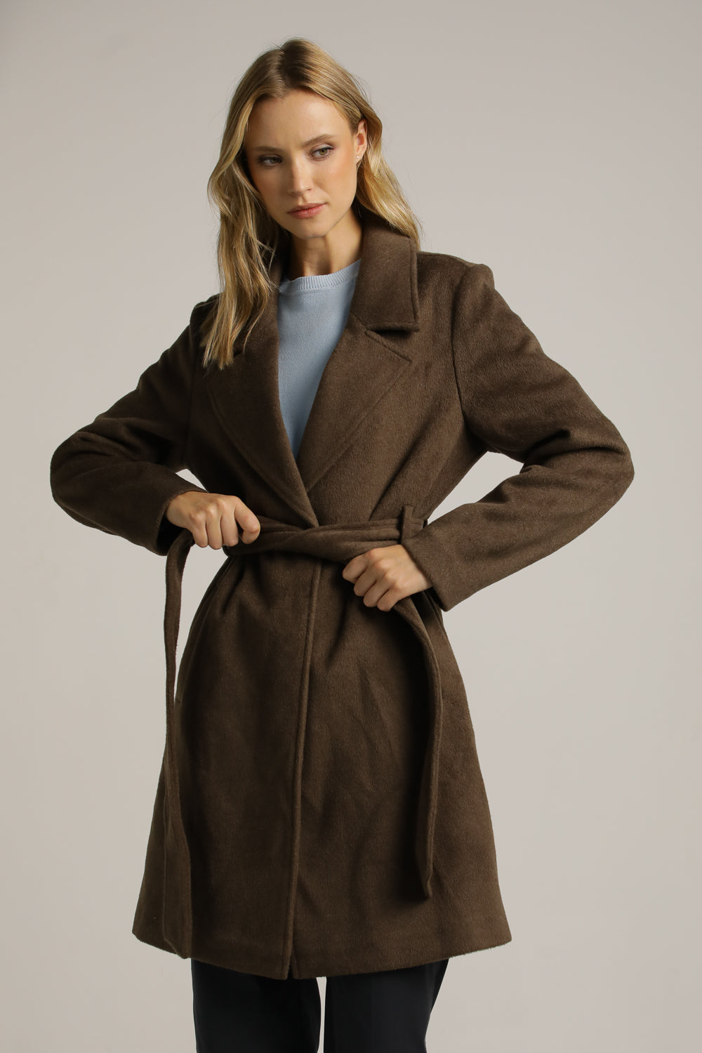 מעיל פורמל במראה צמרי בשילוב חגורה | קנת קול