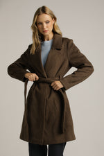 מעיל פורמל במראה צמרי בשילוב חגורה | קנת קול