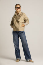 מעיל טראנץ' בגזרה קצרה עם כפתורים כפולים | קנת קול