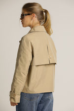 מעיל טראנץ' בגזרה קצרה עם כפתורים כפולים | קנת קול