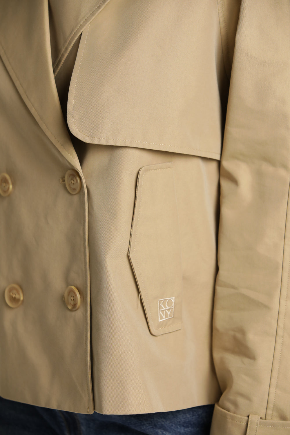 מעיל טראנץ' בגזרה קצרה עם כפתורים כפולים | קנת קול