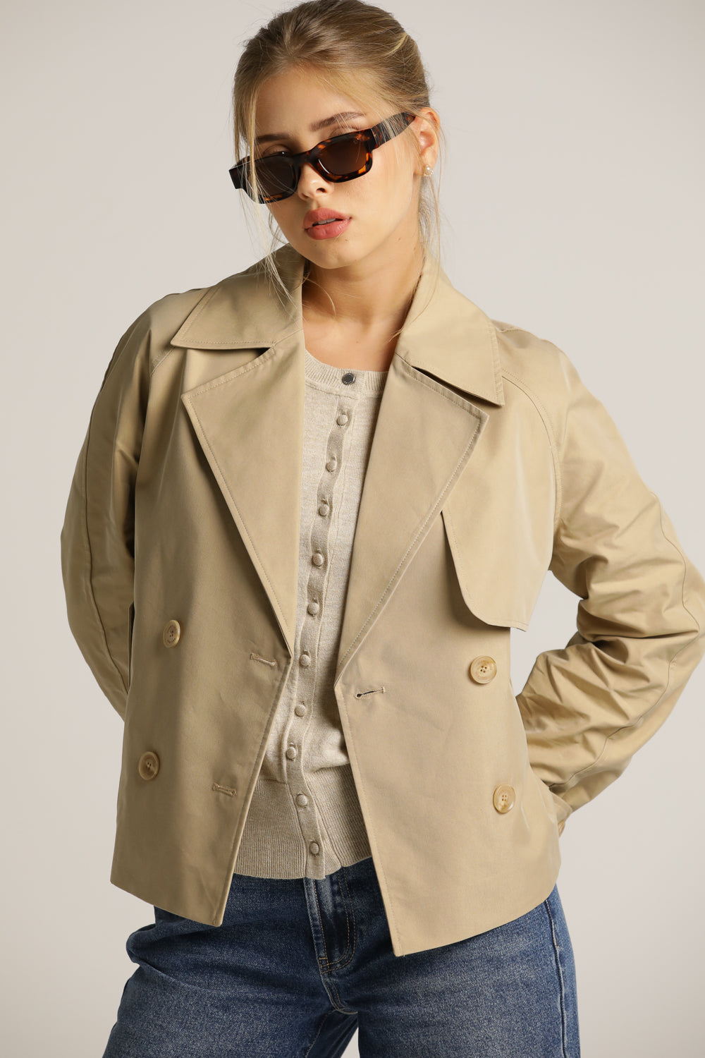 מעיל טראנץ' בגזרה קצרה עם כפתורים כפולים | קנת קול