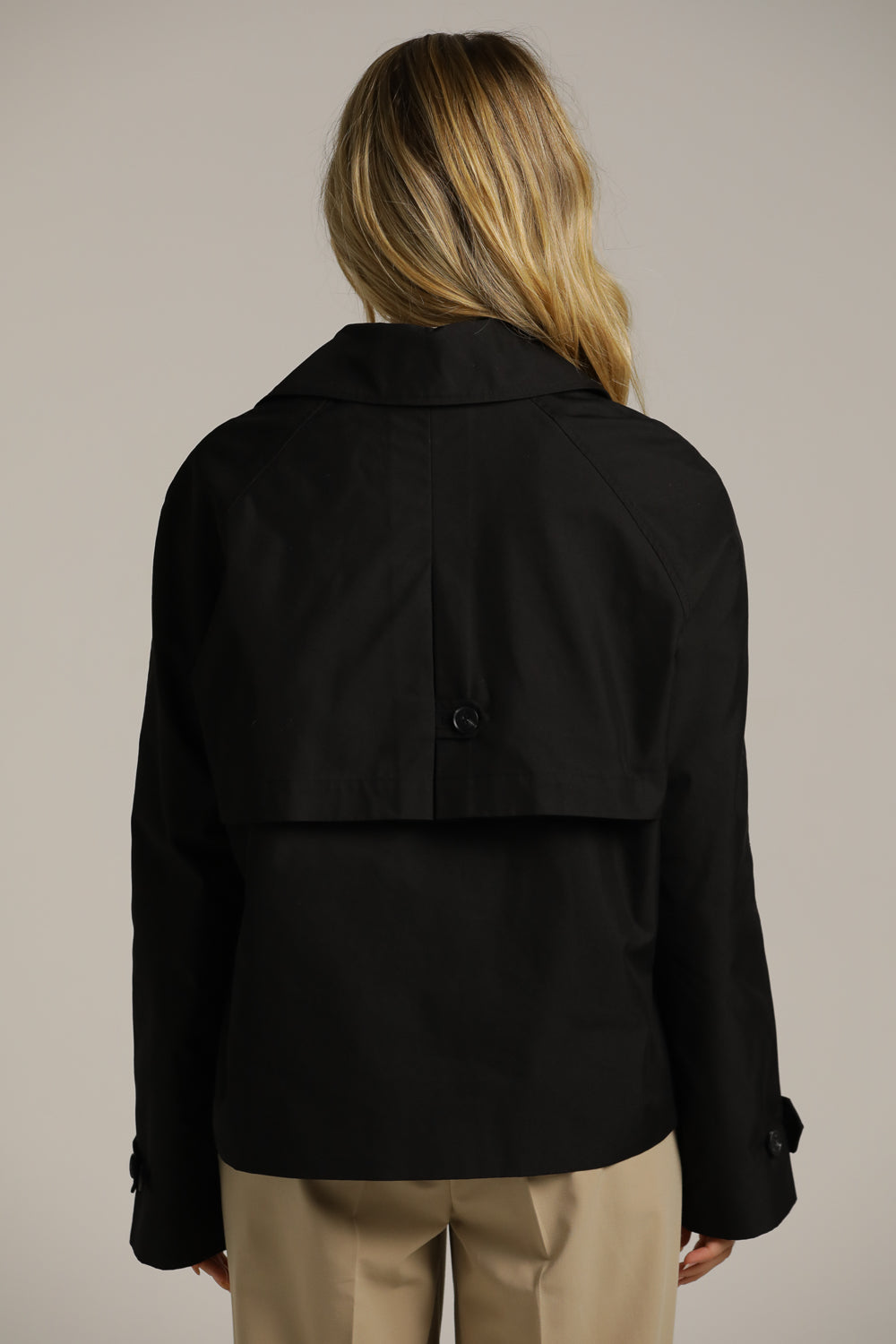 מעיל טראנץ' בגזרה קצרה עם כפתורים כפולים | קנת קול