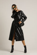 מעיל דמוי עור ארוך בטקסטורת תנין | קנת קול