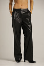 מכנסיים דמוי עור אלגנטיים בצבע שחור | קנת קול