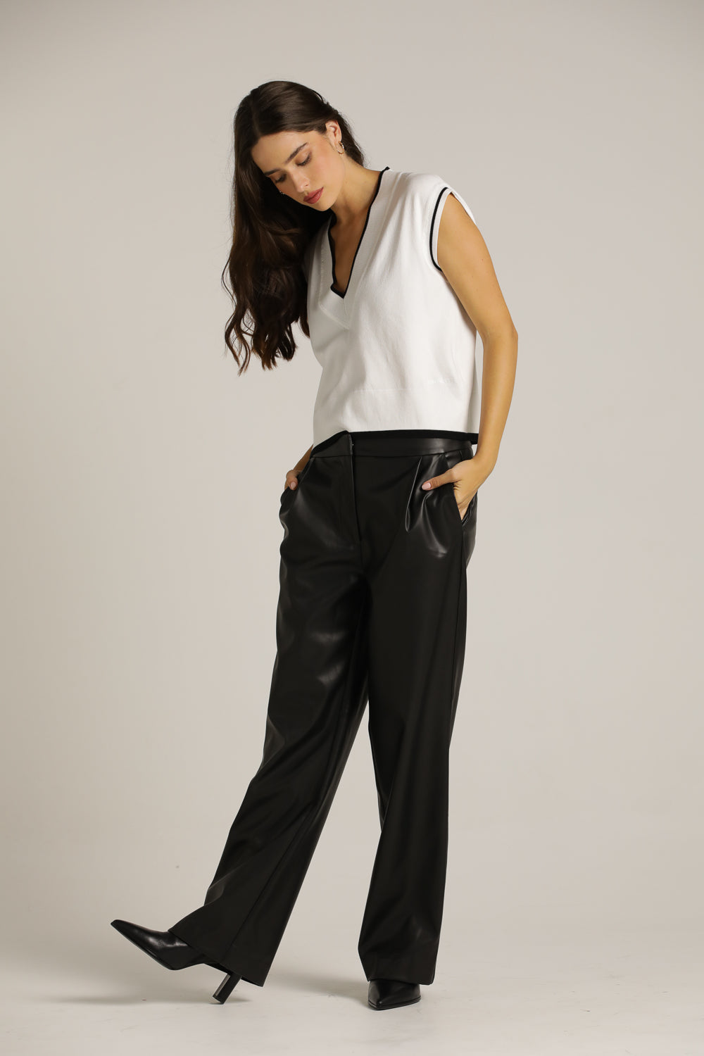 מכנסיים דמוי עור אלגנטיים בצבע שחור | קנת קול