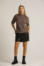 מכנסיים קצרים דמוי עור בגזרה מחויטת | קנת קול