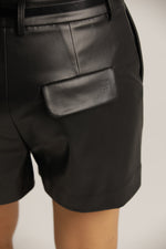 מכנסיים קצרים דמוי עור בגזרה מחויטת | קנת קול