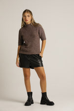 מכנסיים קצרים דמוי עור בגזרה מחויטת | קנת קול