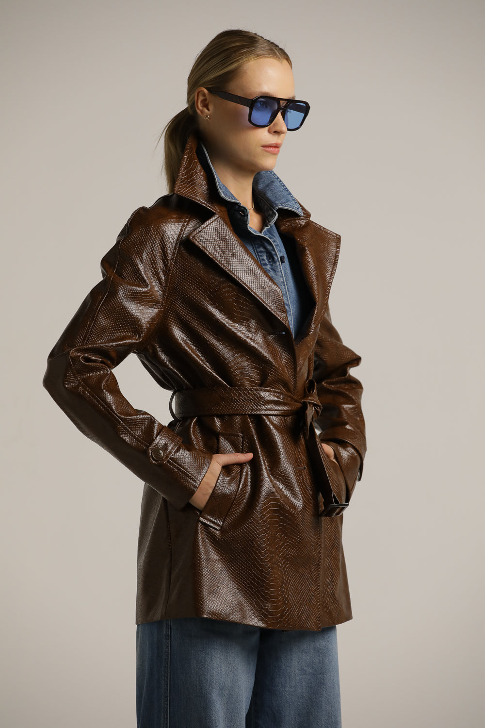 מעיל טראנץ דמוי עור בדפוס מנוחש | קנת קול