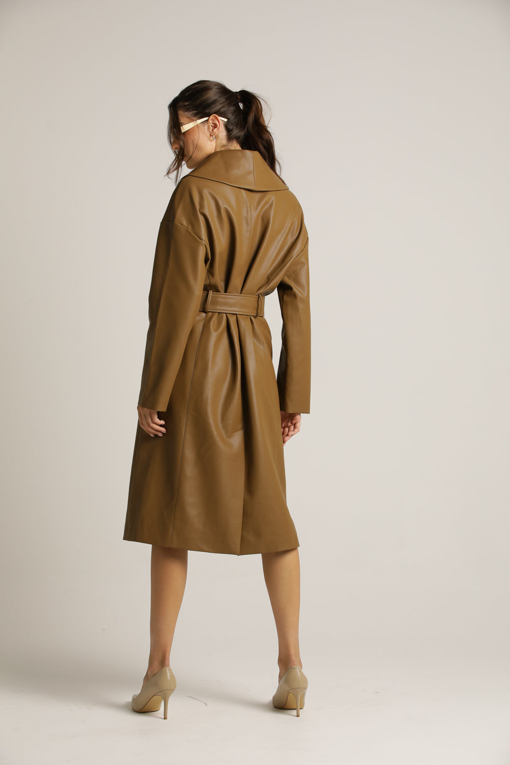 מעיל מעטפת דמוי עור עם חגורה | קנת קול