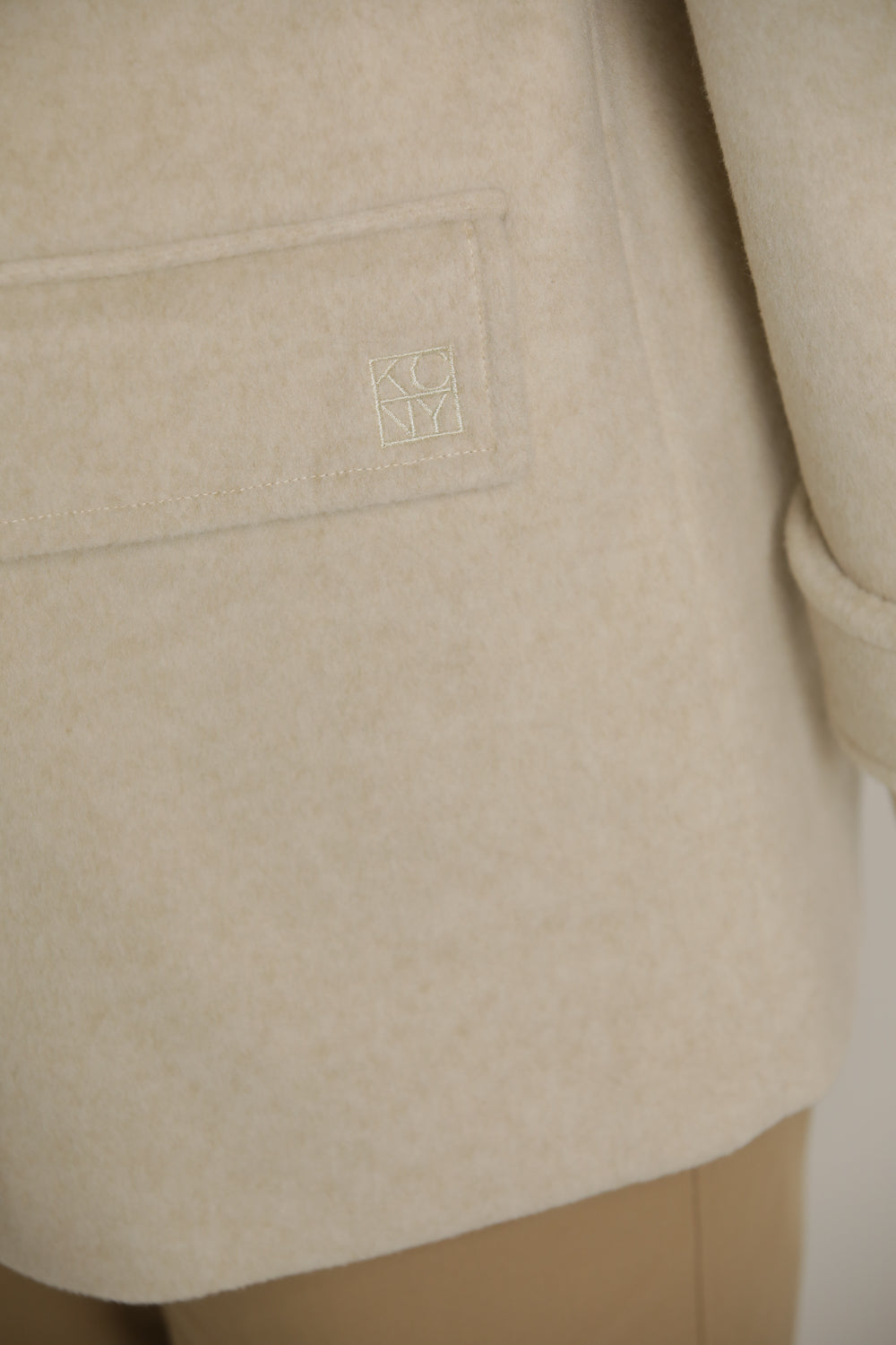 מעיל אוברסייז קצר בגימור צמרי | קנת קול