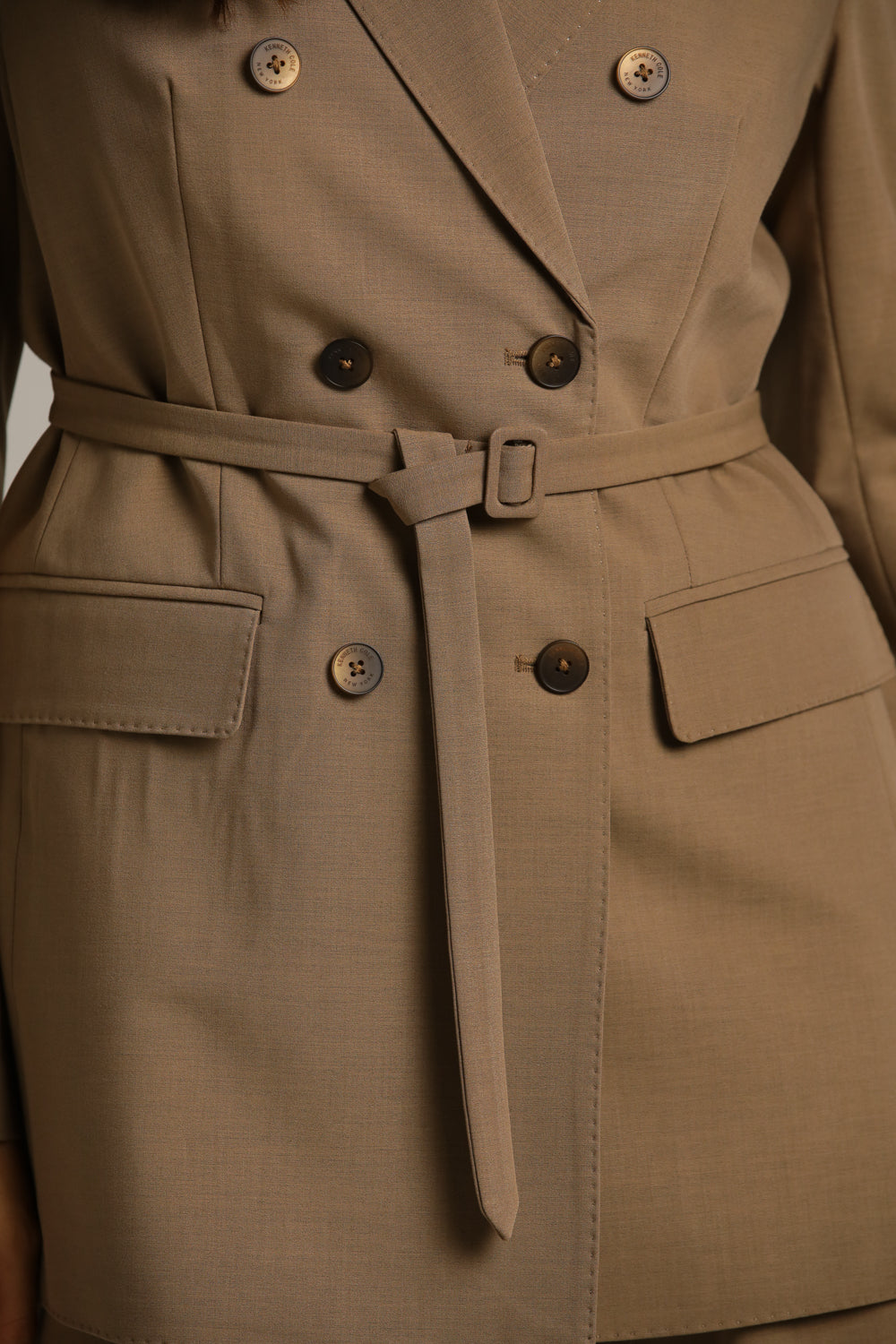 בלייזר בגזרת אוברסייז עם חגורת מותן | קנת קול