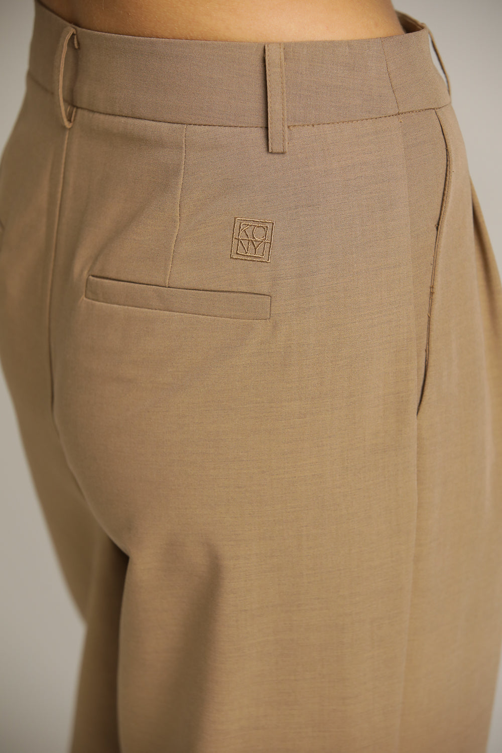 מכנסיים מחויטים בגזרה רחבה | קנת קול