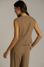 וסט בגזרה מחויטת באורך המותן | קנת קול