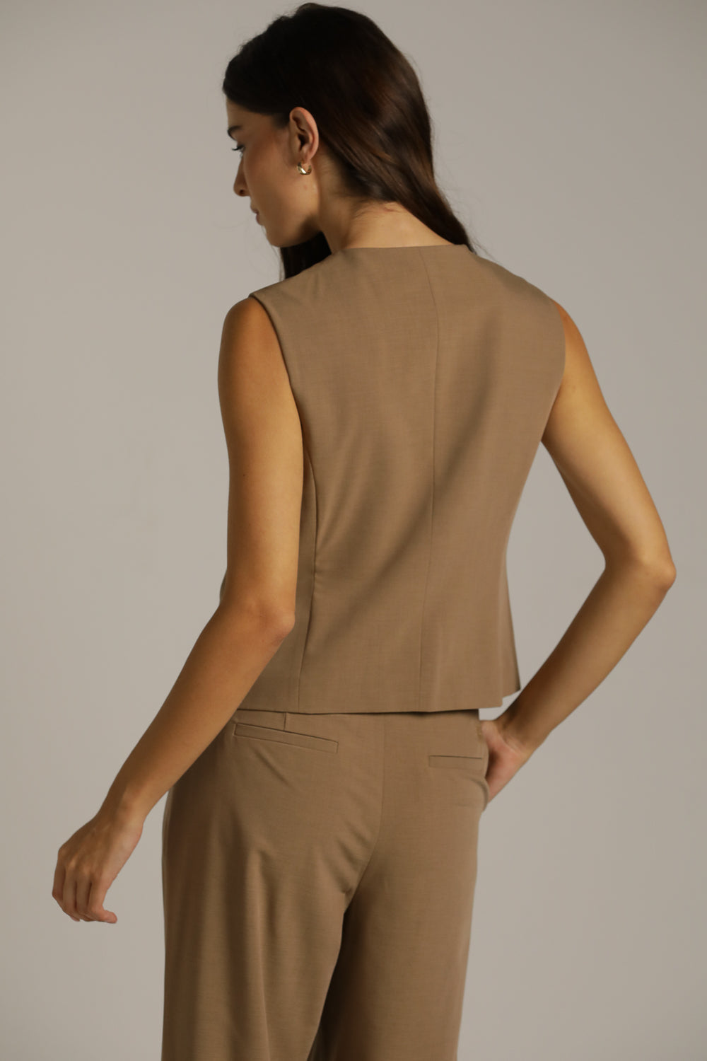 וסט בגזרה מחויטת באורך המותן | קנת קול