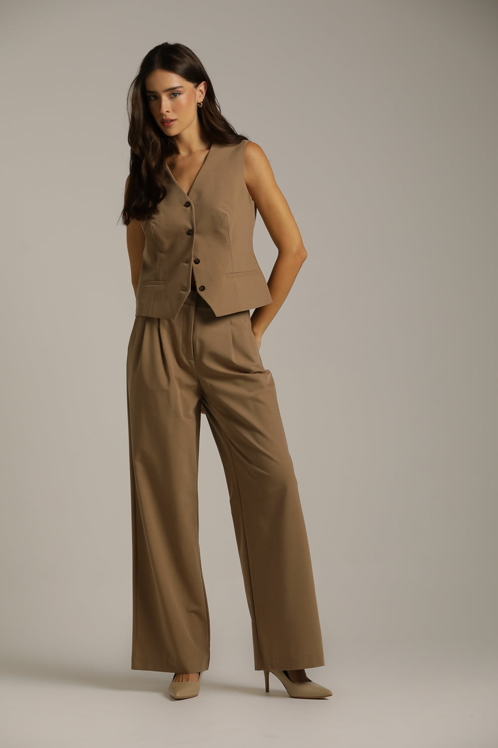 וסט בגזרה מחויטת באורך המותן | קנת קול